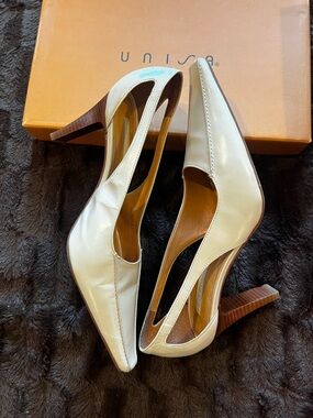 Unisa Cream Pointed-Toe Cutout Leather Heels